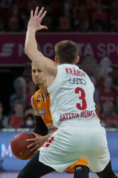 麦基宾面前 麦基宾面前