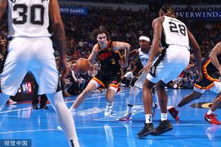 她是否有足 她是否有足